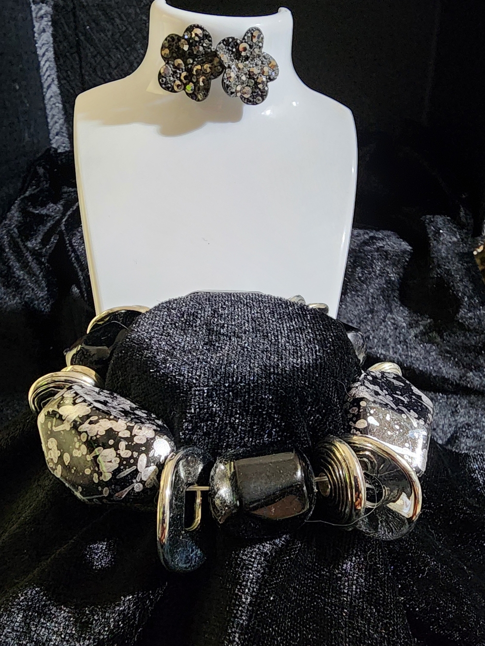 Paparazzi stretchy bracelet with large beads and flower earrings.